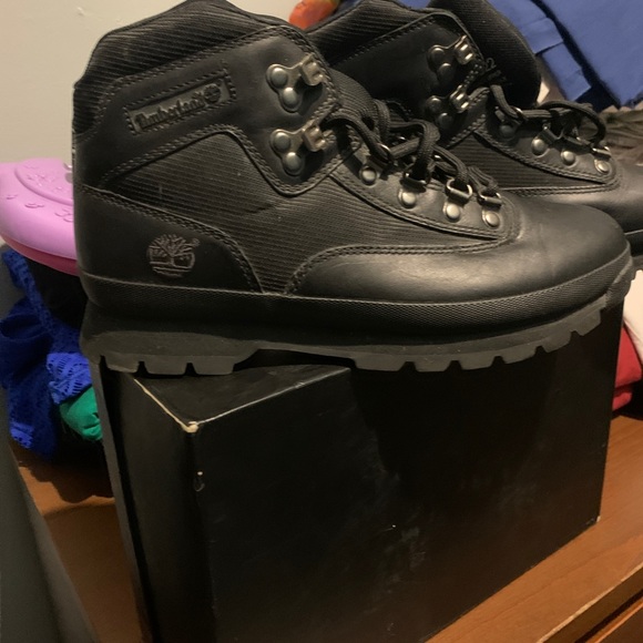 Hello , I am selling two wool coats, coach sneakers , TL boots& Gucci sneakers - Picture 11 of 11